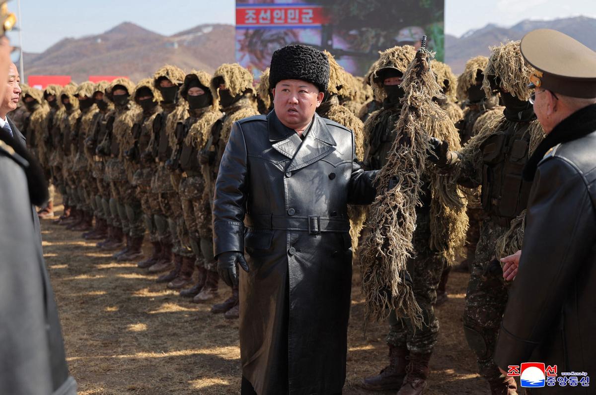 El líder de Corea del Norte, Kim Jong-un, para revista a las tropas en una base de Pionyang, el pasado 3 de marzo.