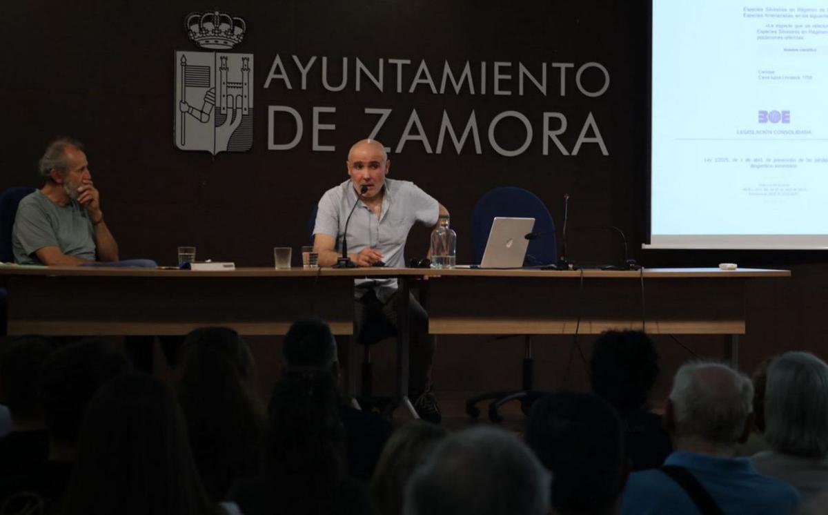 Javier Talegón, a la derecha, durante la conferencia que ha ofrecido en la Alhóndiga. | ALBA PRIETO