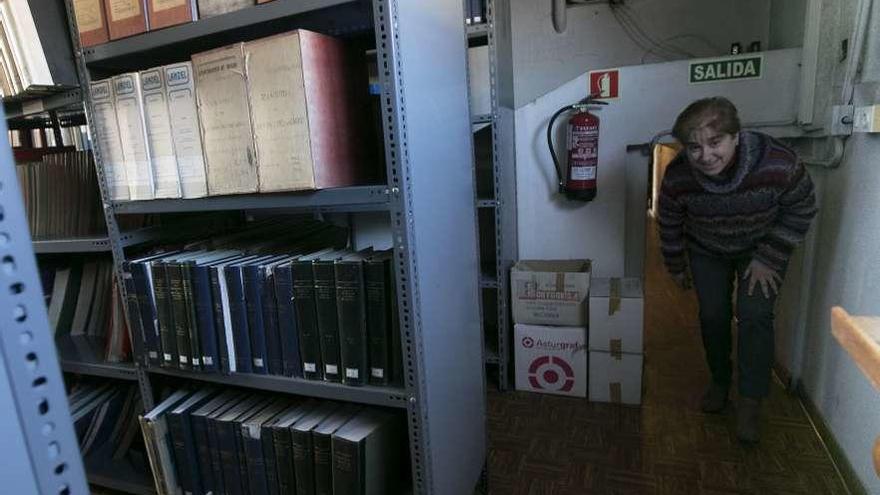 La auxiliar administrativa Luzdivina Magdalena sale por un túnel del archivo municipal.