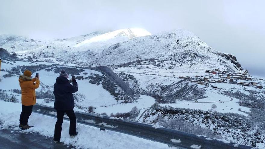 Las carreteras asturianas, entre las más afectadas del país por el temporal de nieve: hay un puerto y dos días cerradas y son obligatorias las cadenas en siete más