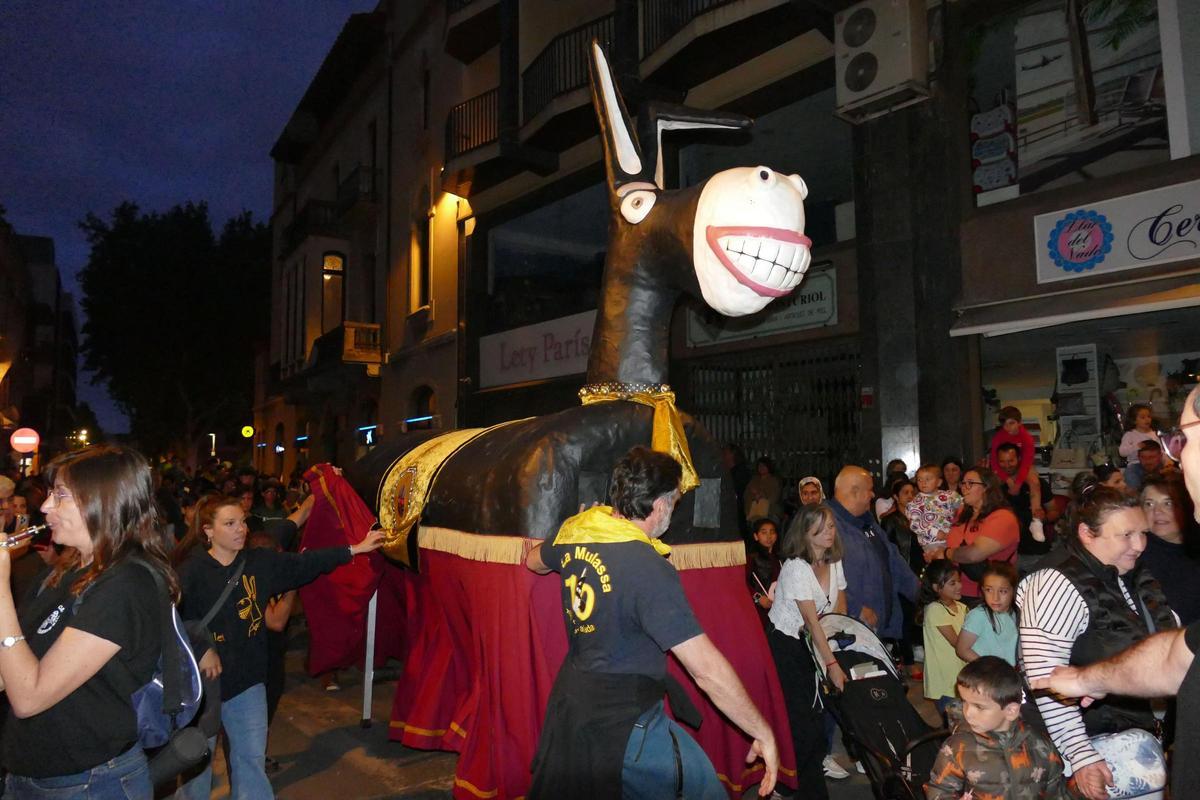 EN IMATGES | La Nit de la Cebeta més multitudinària engresca grans i petits