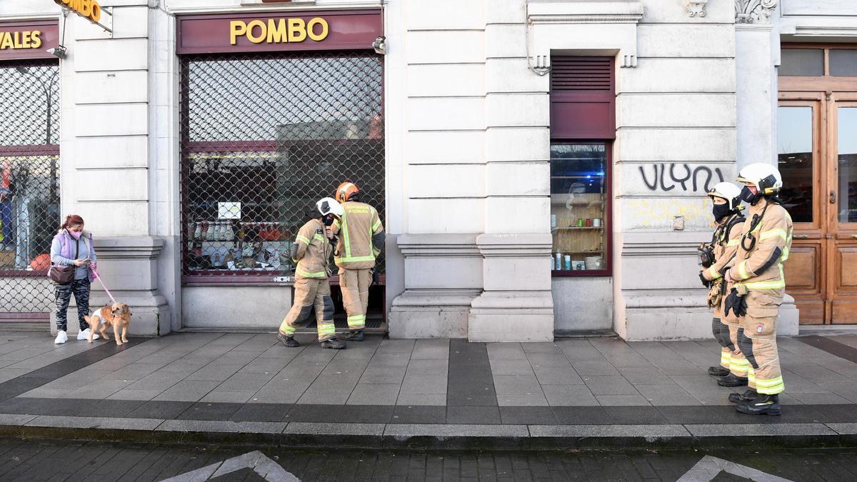 Bomberos esta mañana en el número 8 de Primo de Rivera. / Carlos Pardellas