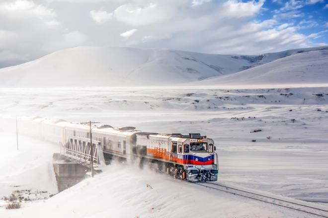 ¿Imaginas surcar la nieve a bordo de este tren?