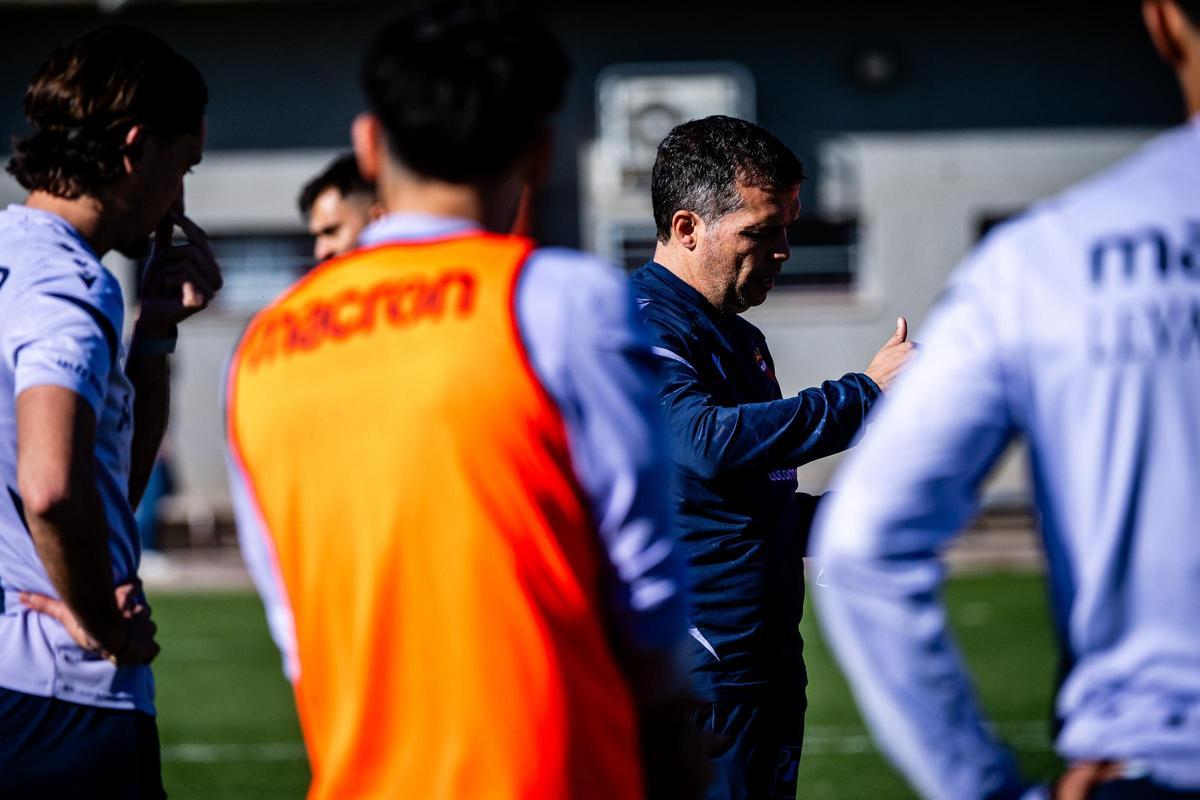 Luís Castro dando indicaciones a sus jugadores.