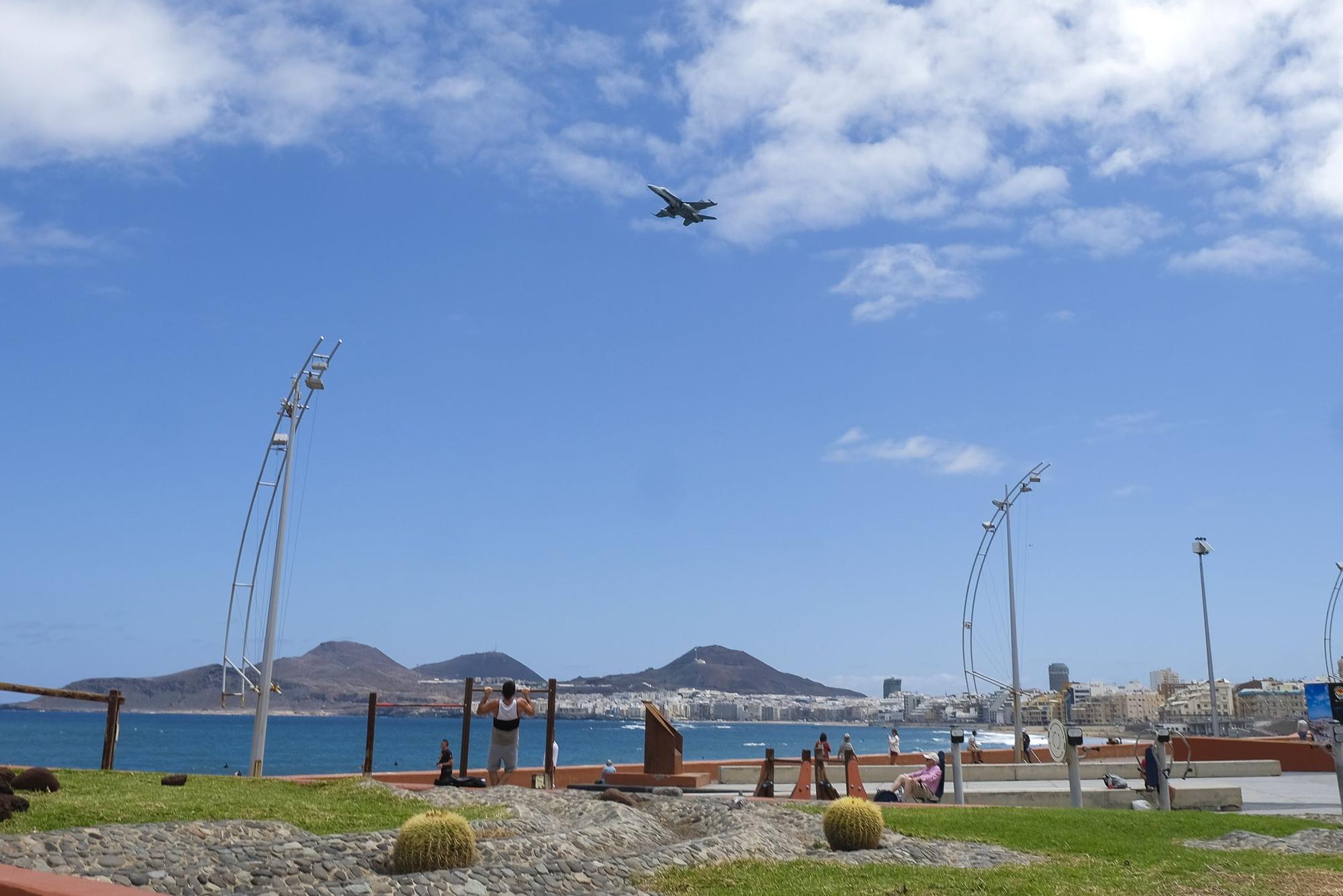 Los aviones F18 ensayan en la zona del Auditorio Alfredo Kraus