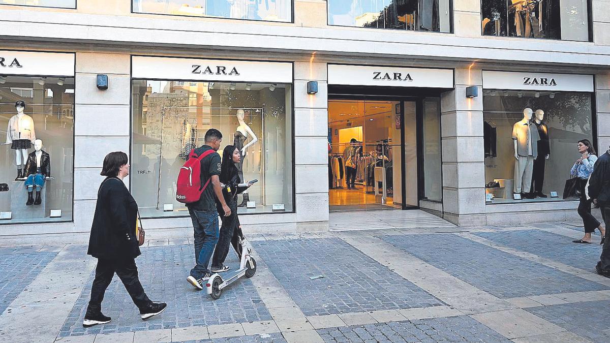 Fachada principal del establecimiento de Zara, en el centro de Castelló.