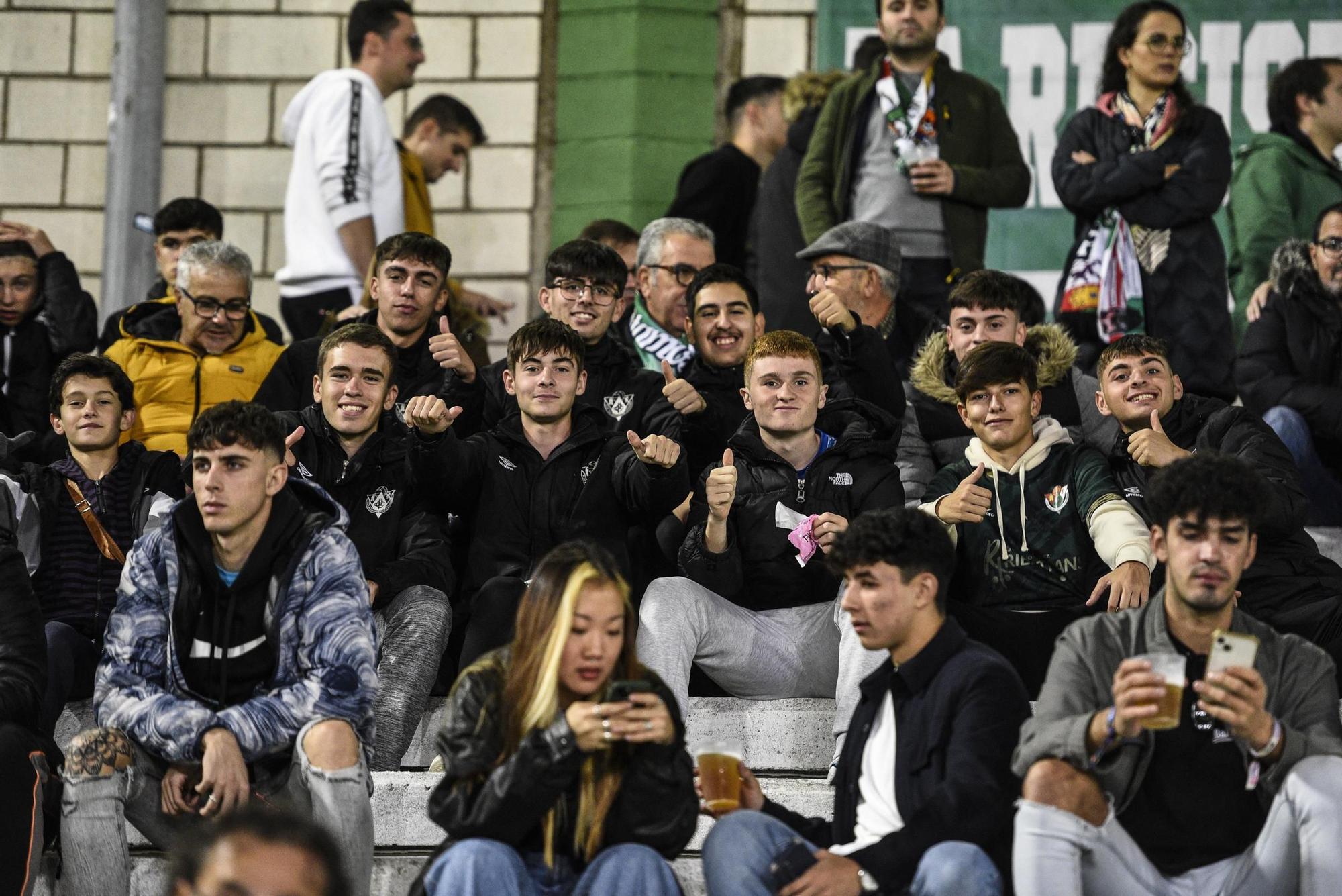 El ambiente en la grada del Cacereño-Castellón