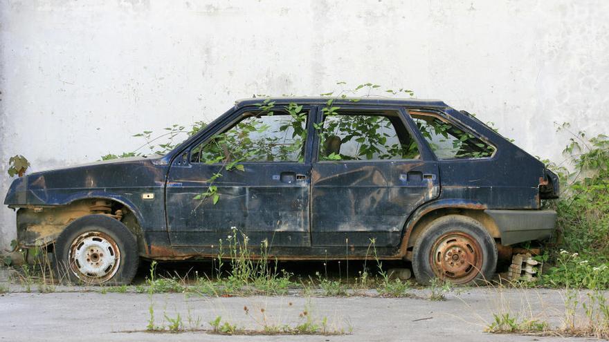 Un coche abandonado en un parking