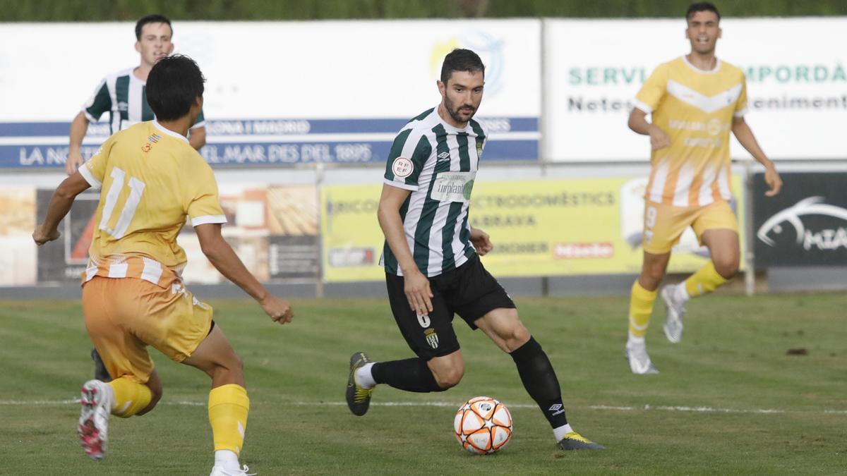 Pol Gómez durant una acció del partit