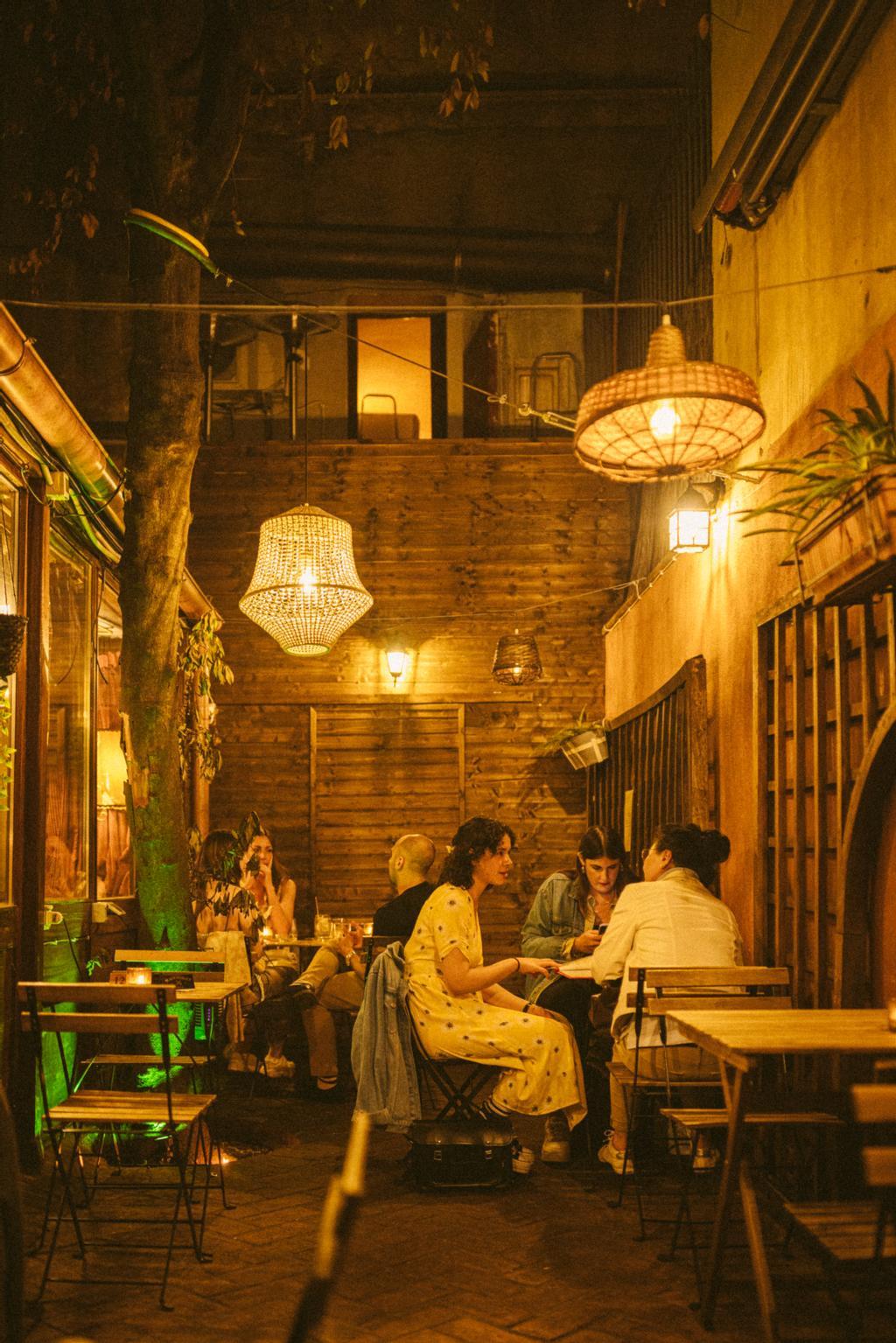 En Black Market podrás disfrutar de su terraza al aire libre o tomar el aperitivo en alguno de sus salones.