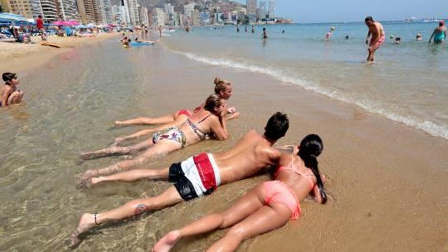 La playa, mejor remedio contra el calor en Benidorm