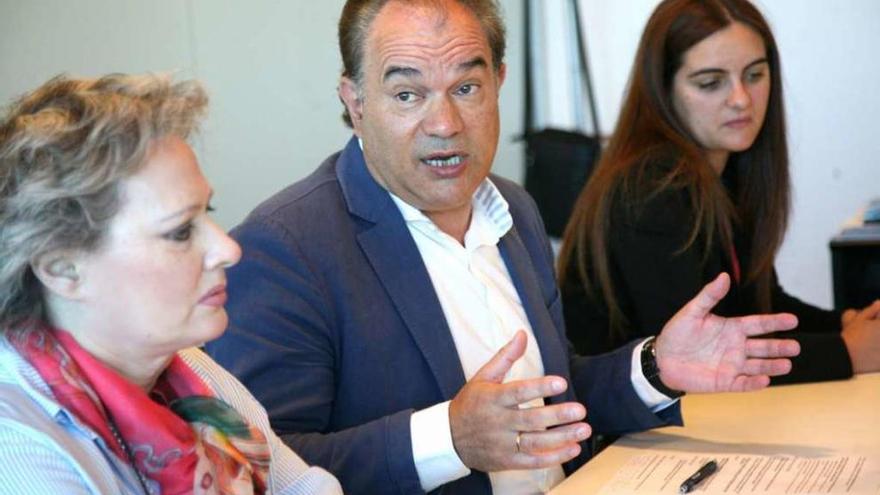 Marisa Álvarez, José Crespo y Raquel Lorenzo durante la rueda de prensa. // Bernabé/Luismy