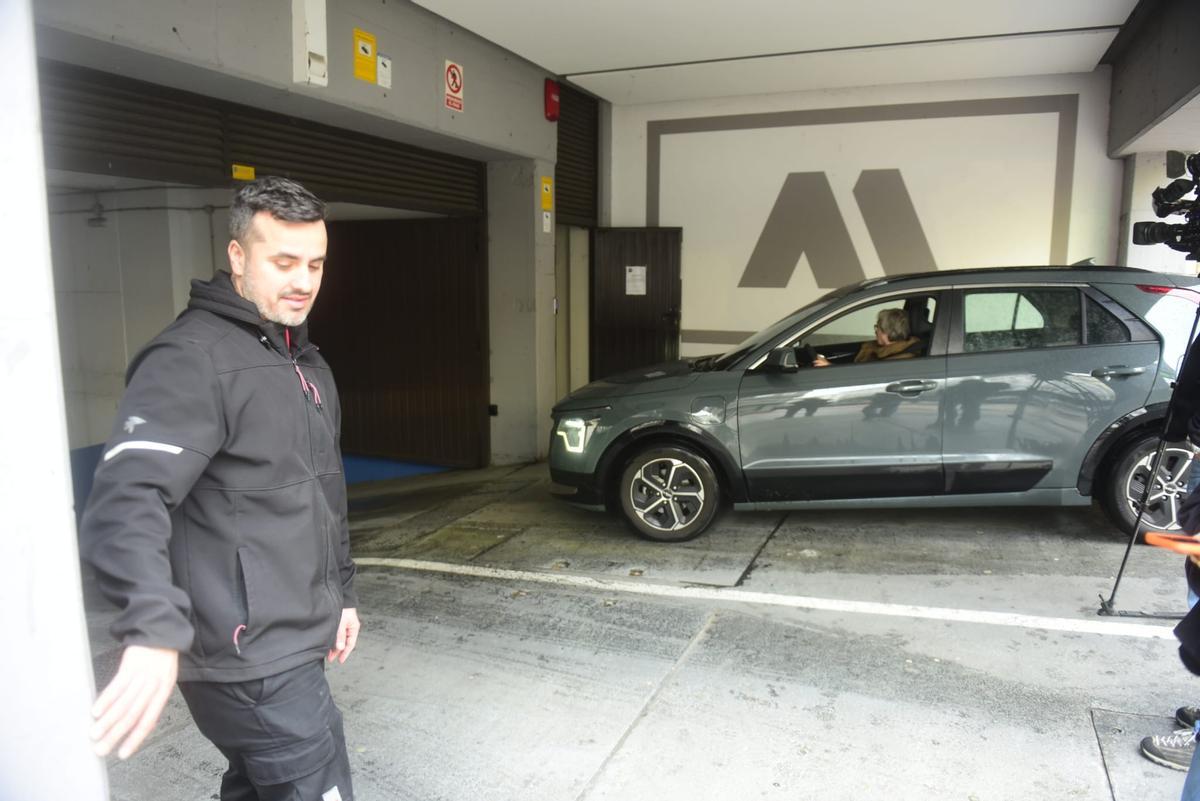 Un vehículo accede al garaje de la calle Pérez Cepeda donde un incendio calcinó anoche dos turismos.