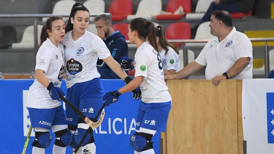 Las jugadoras del HC Coruña celebran un tanto en un partido disputado en Riazor.