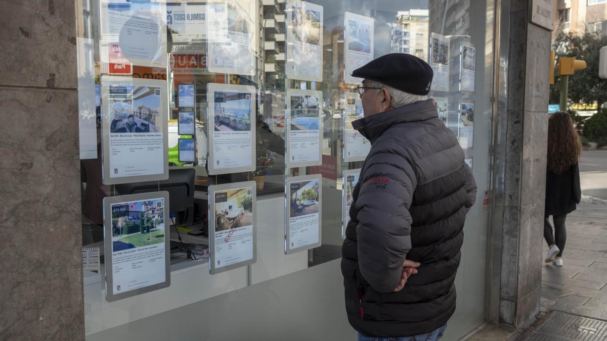 Una persona consultando ofertas de viviendas en Palma