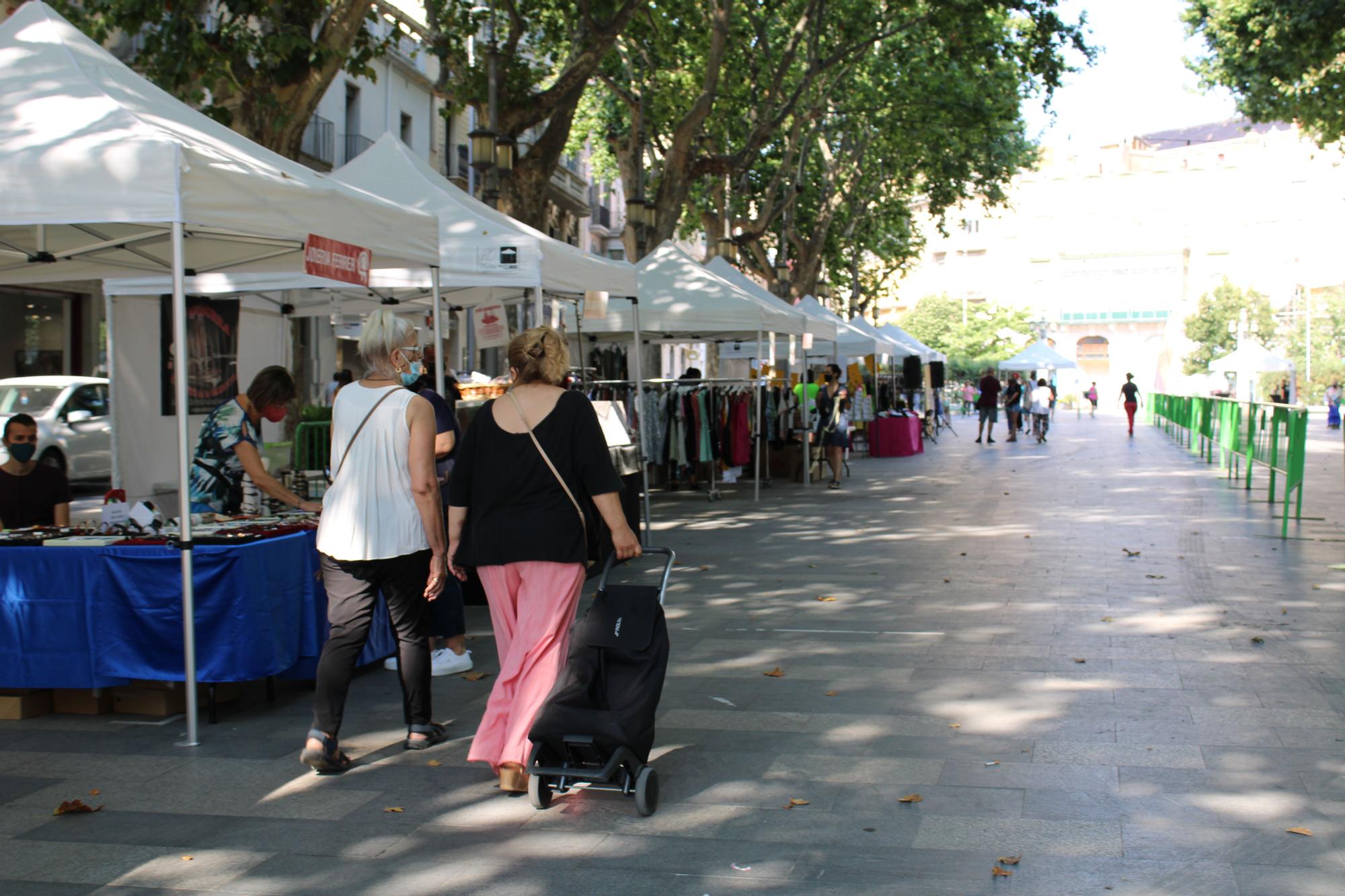 El "Mercat Re(V)aixes" omple de comerç la Rambla de Figueres