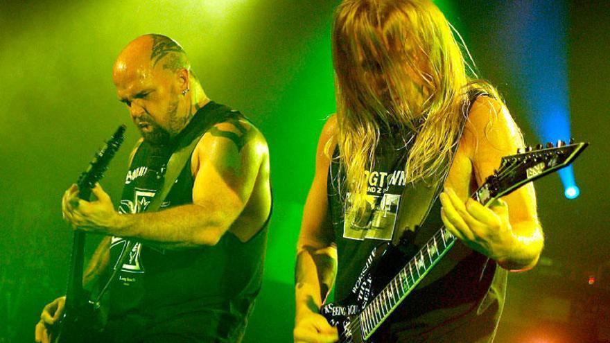 Los guitarristas Keery King y Jeff Hanneman de Slayer durante una actuación en el festival de jazz de Montreux.