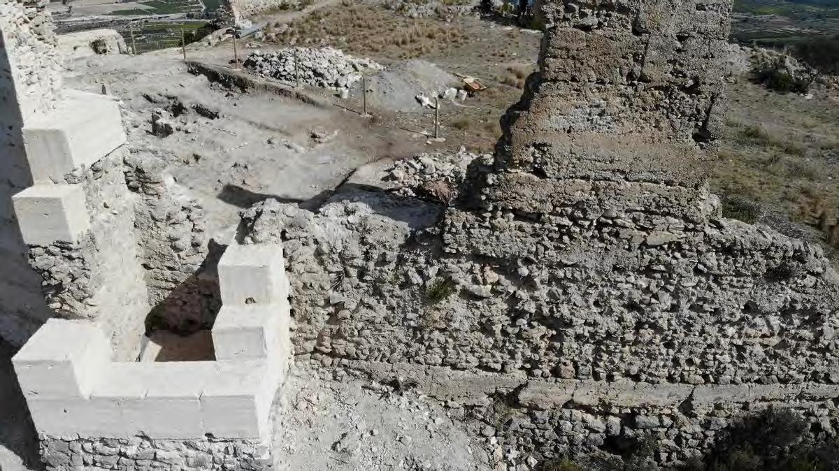Muros del castillo de Vallada tras algunos trabajos de rehabilitación.