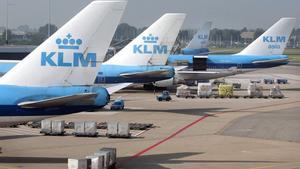 Undated file picture of KLM jets at airport Schiphol. Air France and Dutch carrier KLM are merging to create the world’s largest airline in terms of turnover, both companies announced Tuesday 30 September 2003. The merger will be carried out through an exchange of shares, with Air France and the French state owning 81 percent of the new entity, called Air France-KLM, and the Dutch carrier owning the remaining 19 percent. EFE/epa/ANP FILES/Toussaint Kluiters//
