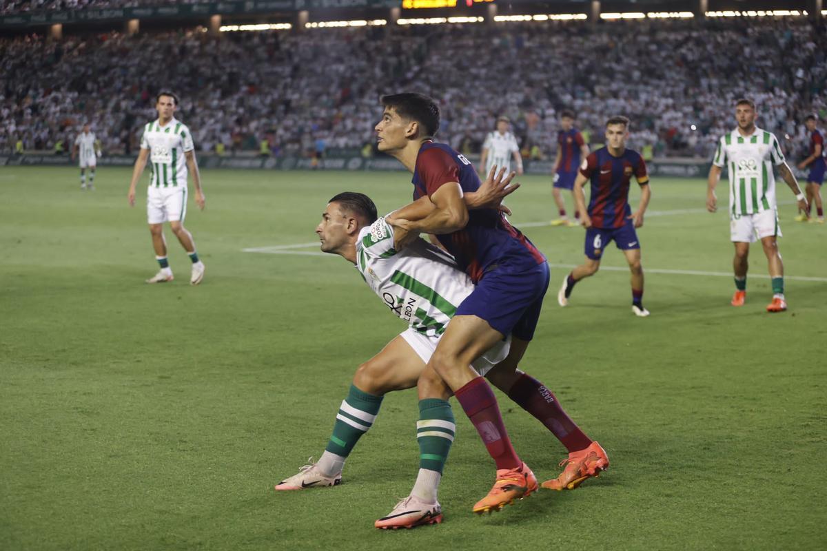 Kike Márquez pugna con Héctor Fort durante la vuelta de la final del play off, en El Arcángel.