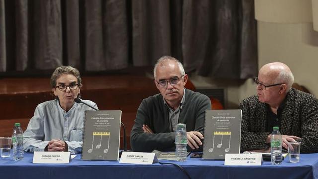 Por la izquierda, Esther Prieto, de Ediciones Trabe; Antón García, director general de Política Llingüística, y Vicente J. Sánchez García. | Irma Collín