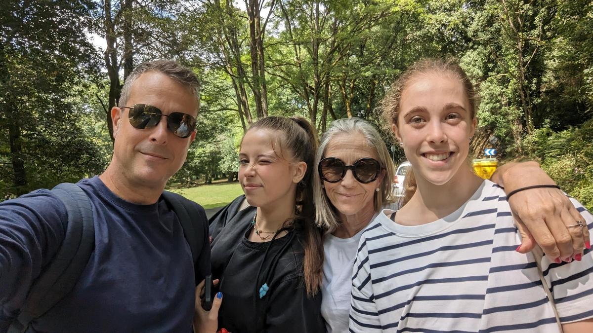 Marta Bobo con su marido Alberto y su hija Paula y Candela en 2023