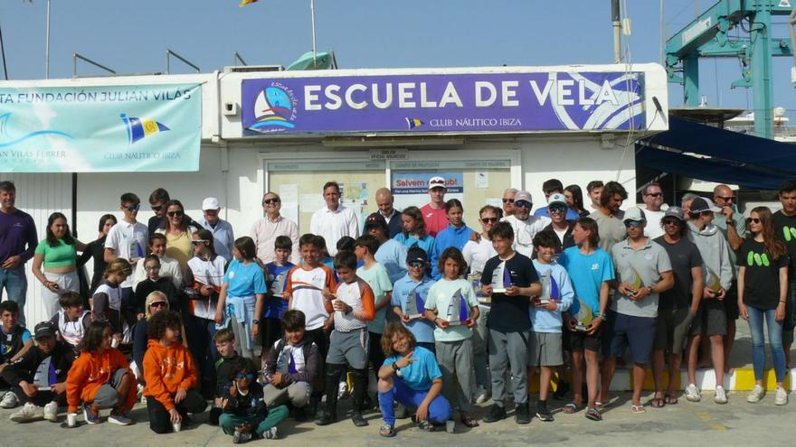 Imagen de todos los premiados en la regata Fundación Vilás de vela ligera en el CNI. | CNI