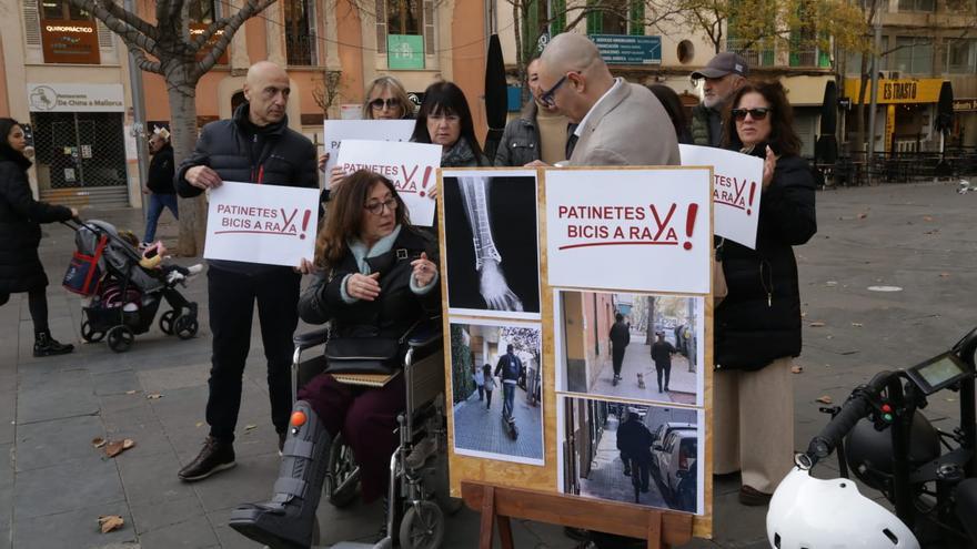 Un grupo de ciudadanos exigen la erradicación de patinetes y bicis sobre las aceras y espacios peatonales