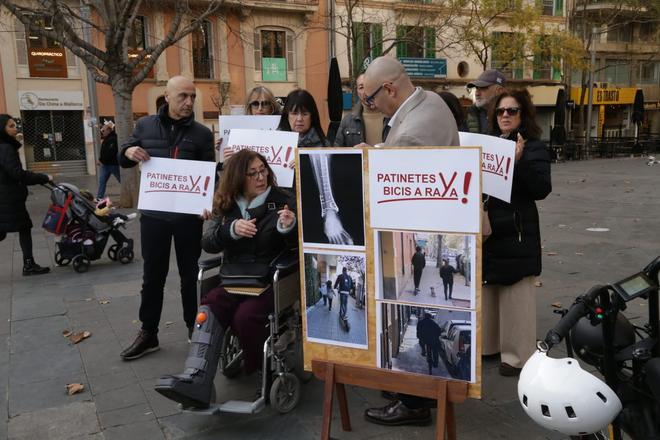 Un grupo de ciudadanos exigen la erradicación de patinetes y bicis sobre las aceras y espacios peatonales