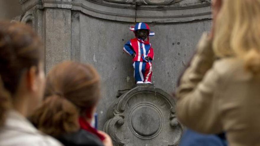 La pequeña estatua del Manneken Pis, uno de los principales símbolos de Bruselas, se vistió hoy, 10 de mayo, de &quot;muixeranguer&quot; en honor a las fiestas de la Mare de Déu de la Salut de la localidad valenciana de Algemesí, declaradas por la UNESCO como Patrimonio Inmaterial de la Humanidad el pasado noviembre.