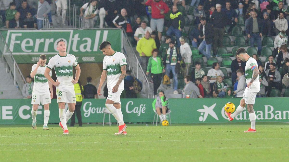 Los jugadores del Elche, el pasado viernes, tras la derrota frente al Oviedo