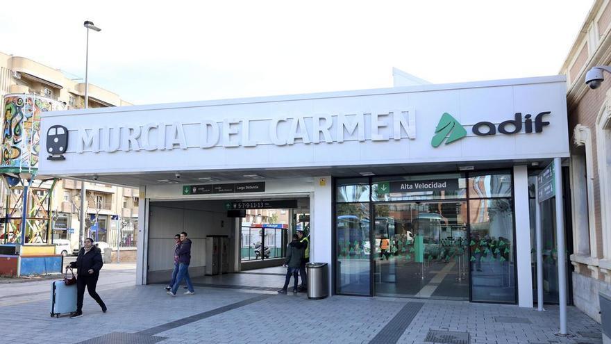 Usuarios afectados por el AVE cancelado este martes a primera hora de la mañana en Murcia por la huelga ferroviaria