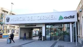 Los coletazos de la huelga ferroviaria dejan a decenas de pasajeros en Murcia sin poder subirse a un AVE hacia Madrid