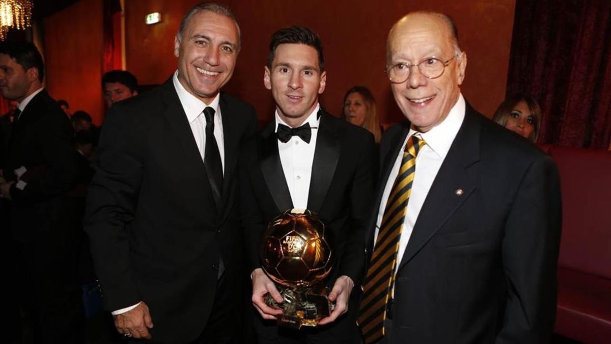 Leo Messi, quintuple ganador del Balón de Oro, junto a los también premiados azulgranas Hristo Stoichkov (1994) y Luis Suárez (1960).