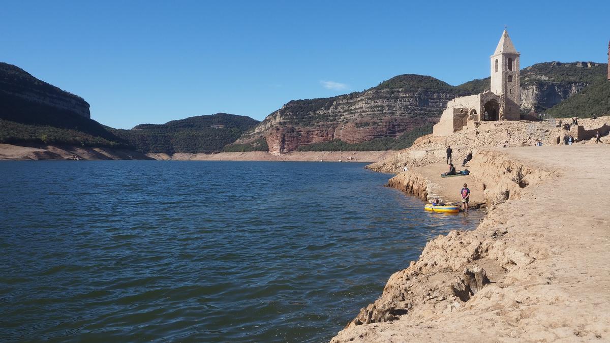 Turismo de sequía en el pantano de Sau