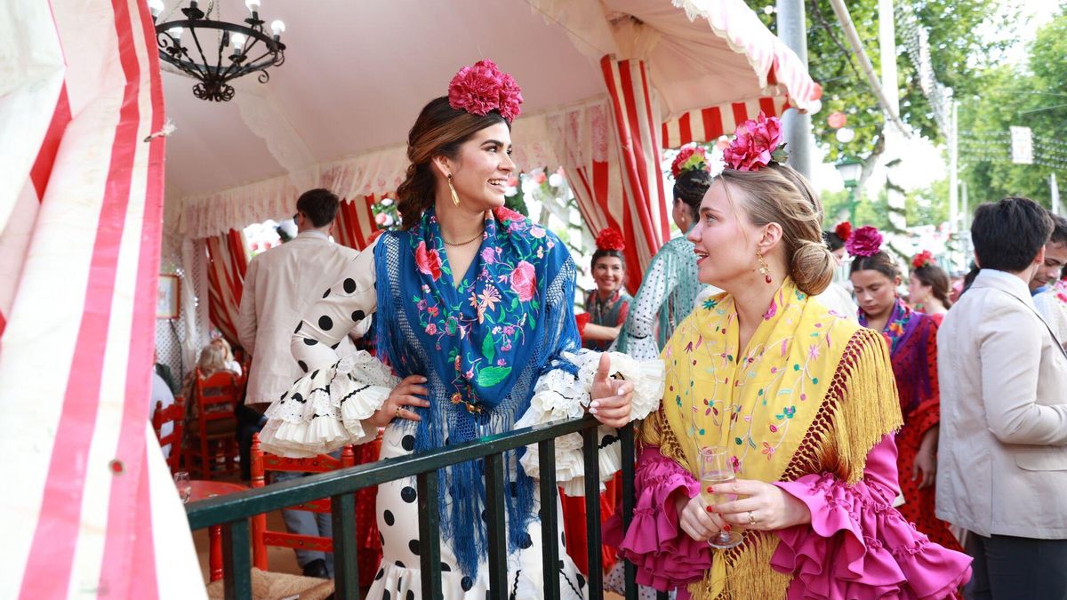 06/05/2025 Mujeres vestidas de flamencas pasean por el Real de la Feria de Abril de Sevilla.. A 6 de mayo de 2025, en Sevilla (Andalucía, España). Ambiente en el Real de la Feria de Abril de Sevilla. SOCIEDAD Rocío Ruz - Europa Press