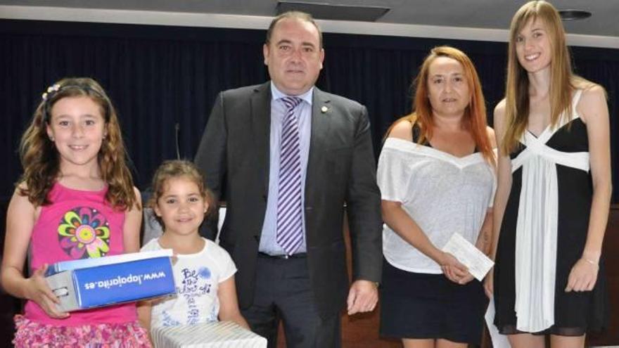 Moró entrega los premios del concurso de carteles de fiestas