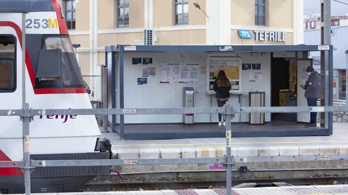 L&#039;Alcúdia de Crespíns. Barracones en la estación de Renfe.