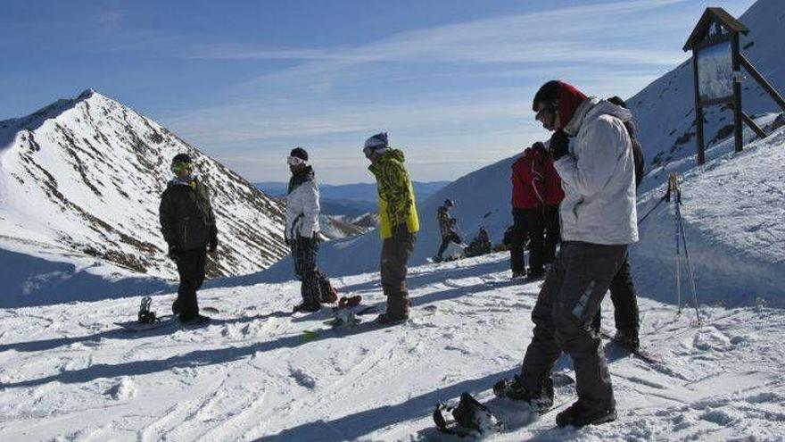 Las estaciones de esquí aragonesas lamentan tener que cerrar pero valoran la nieve caída