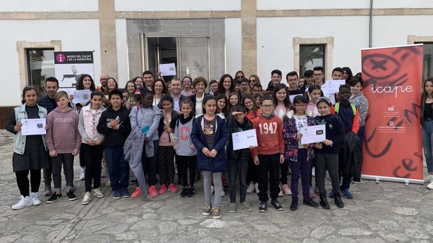 Foto de familia de alumnos y autoridades, hoy en el Museu del CalÃ§at de Inca.