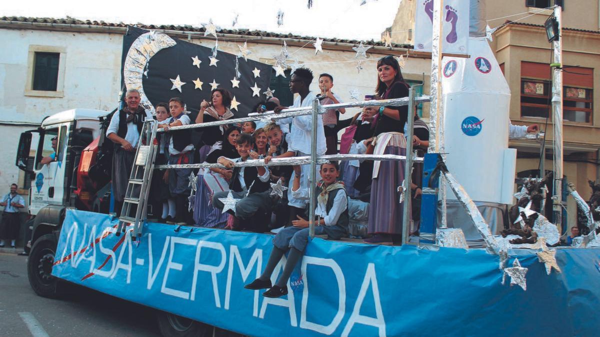 El desfile de carrozas de  las ‘Festes des Vermar’  celebra su 40 aniversario