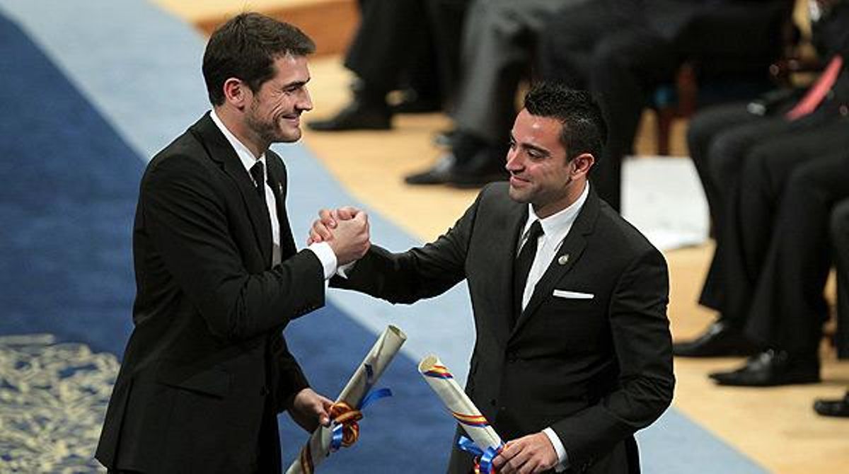 El centrecampista del Barça i el porter del Reial Madrid recullen la distinció de mans del príncep Felip