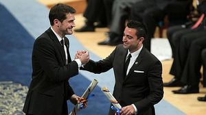 El centrecampista del Barça i el porter del Reial Madrid recullen la distinció de mans del príncep Felip