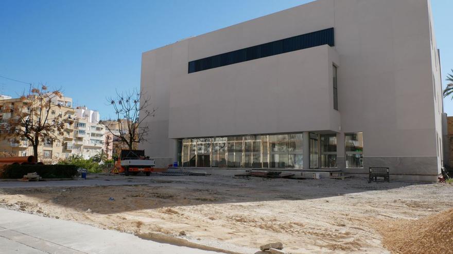 El Teatro Chapí y la plaza que se va a urbanizar, cuya fachada se pretende aprovechar. | INFORMACIÖN