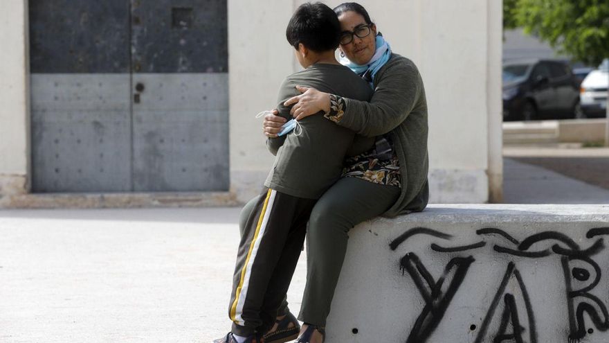 Khadija y su hijo de siete años reciben asistencia por el acoso que sufre el menor en su colegio. | EDUARDO RIPOLL