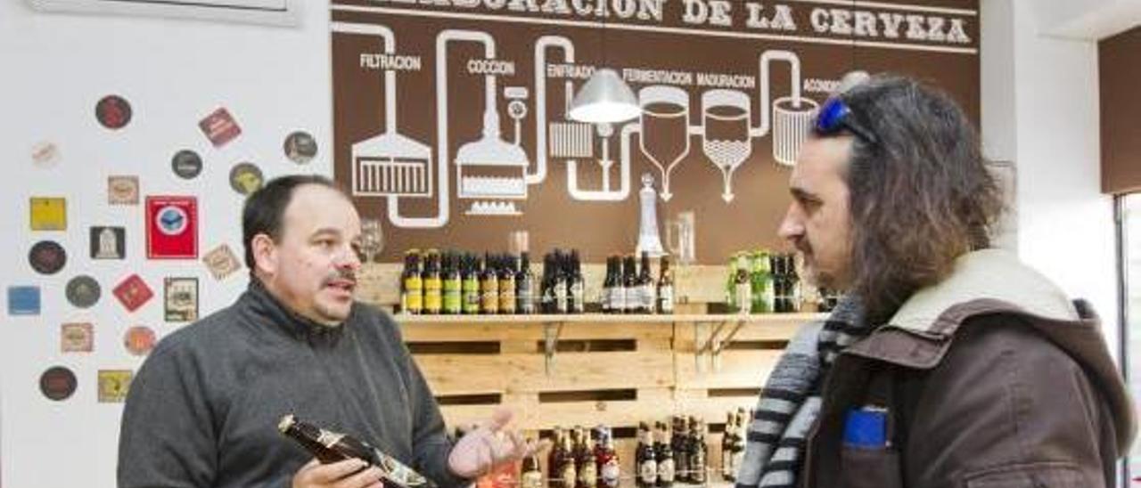 El local cuenta con una gran oferta de cervezas artesanas.