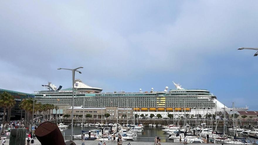 Cuatro mil británicos a bordo del «Liberty of the Seas» persiguen el eclipse solar por la costa gallega