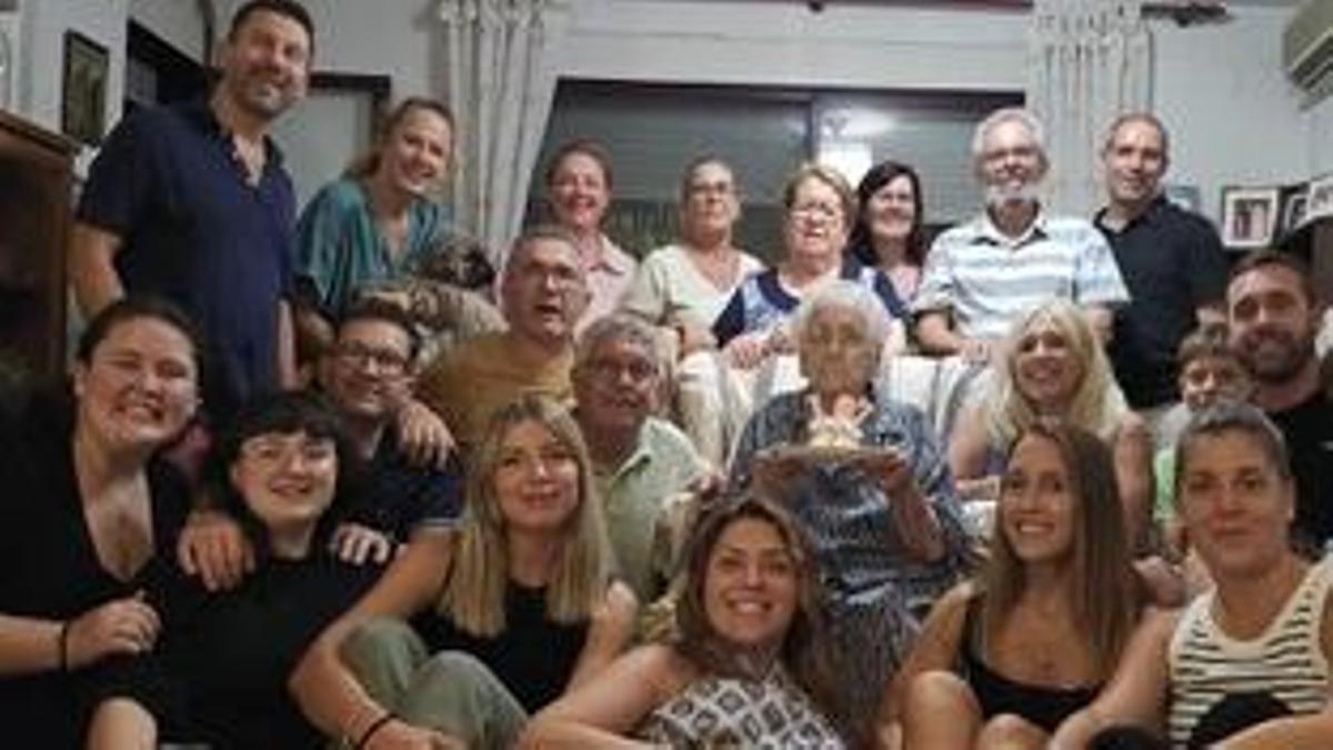 Foto de familia de Rosario Zaragoza Ramos en su 107 cumpleaños