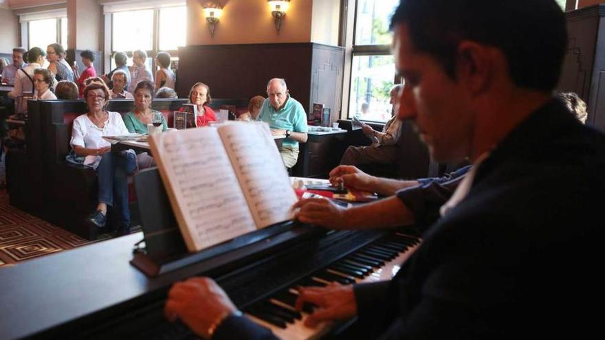 El madrileño Omar Sánchez, al piano, durante la actuación de ópera en el café gijonés.