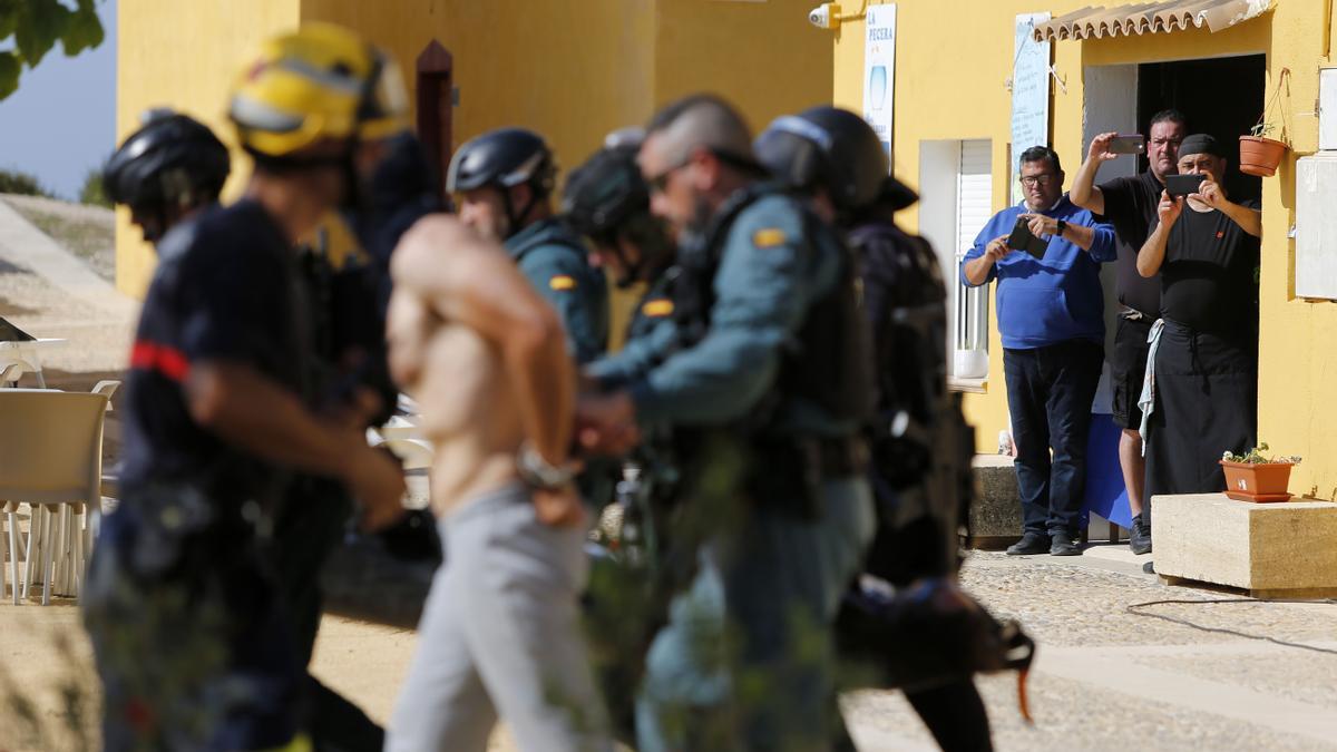 Explosiones y  humo en un simulacro de la Guardia Civil en la isla de Tabarca